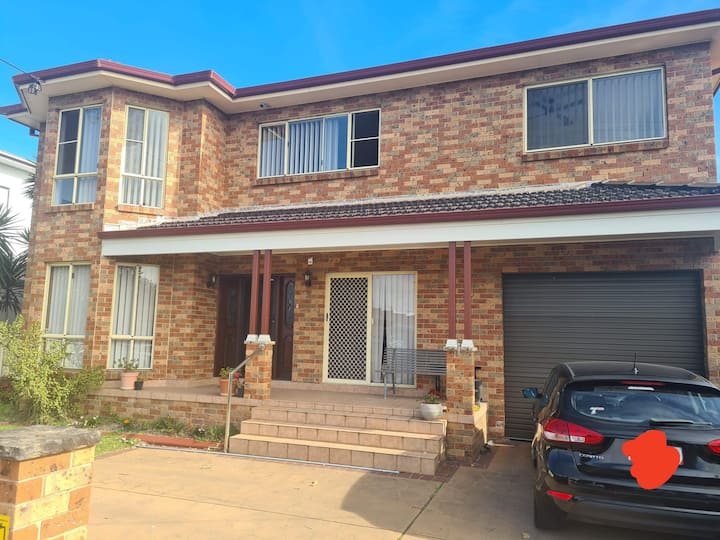 Cheerful  5 Bedroom Home With Entertainment Area. - Wollongong