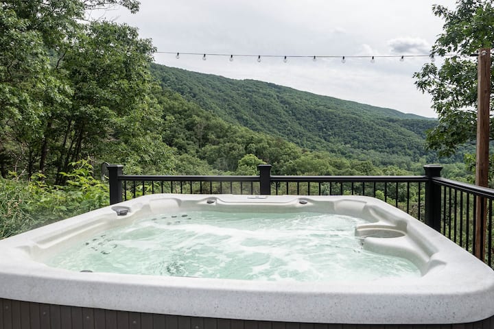 Luxury Mountain Cabin W/ Hot Tub & Majestic Views - 스트라스버그