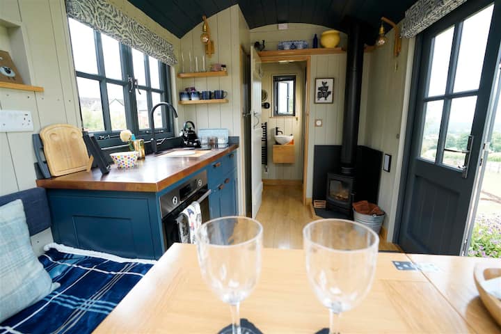 Beautiful Shepherd's Hut With Hot Tub And Views - Somerset