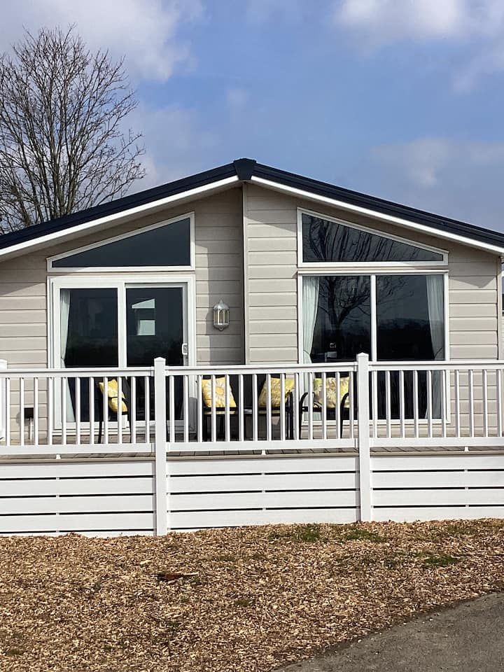 Chichester Lakeside Holiday. Park 2 Bedroom Lodge - チチェスター