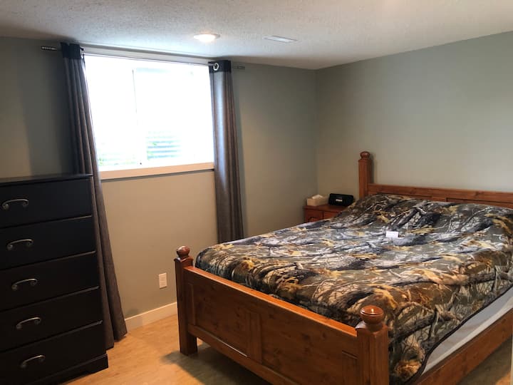 Large 2-bedroom Basement With Tv, Wifi, & Kitchen! - Lacombe