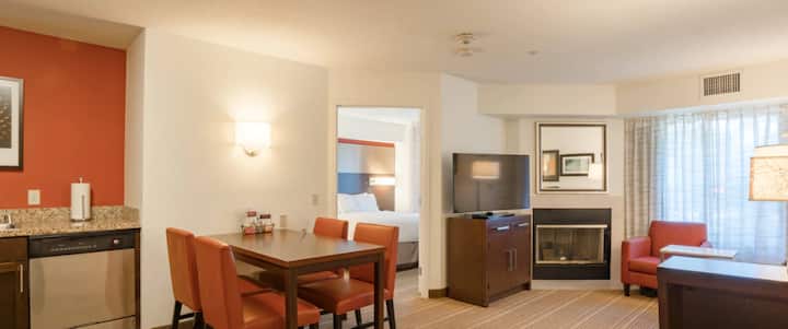 One Bedroom Suite With Fireplace In Carlsbad - 비스타