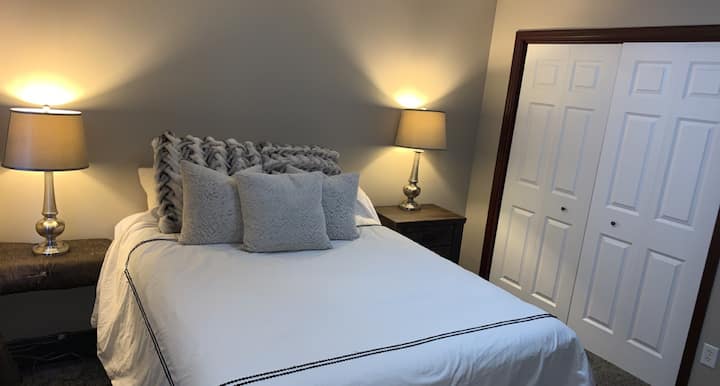 Cozy And Private In Guest Suite & Living Space! - Sioux Falls, SD