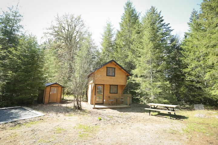 Glamping Cabin Near Cowichan River - The Old Maple - Duncan
