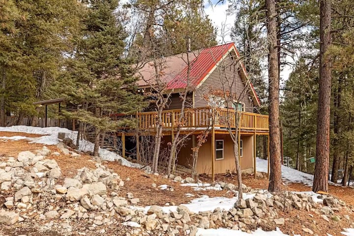 Leaf-peeping Paradise: Rustic Cabin Getaway - Cloudcroft, NM
