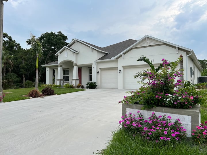 Relax And Enjoy The Sunsets At This Spacious Home - Port Charlotte, FL