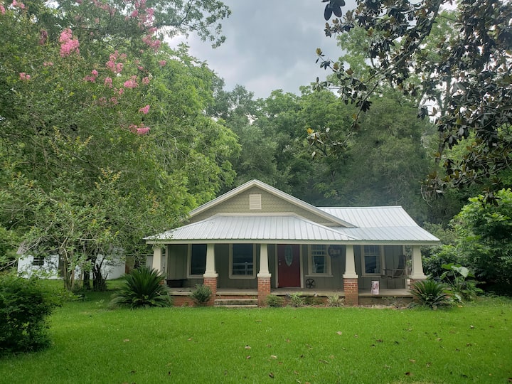Beautiful Cottage Nestled In The Country - DeFuniak Springs, FL