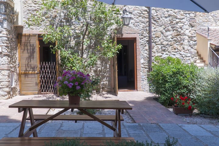 A Small Two Room Apartment With Garden - Campiglia Marittima