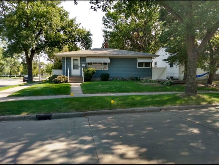 Across From The Ralph, 4 Bedroom, 2 Bath Home. - Grand Forks, ND