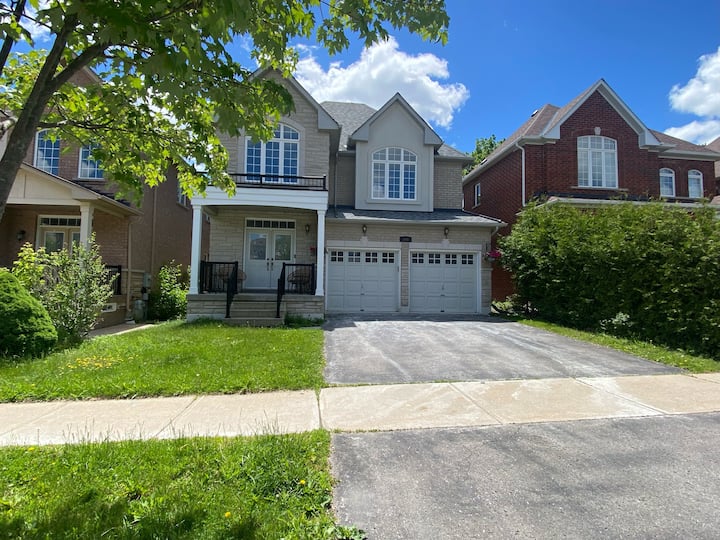 Cheerful 
4 Bedroom House In Richmond Hill - Richmond Hill