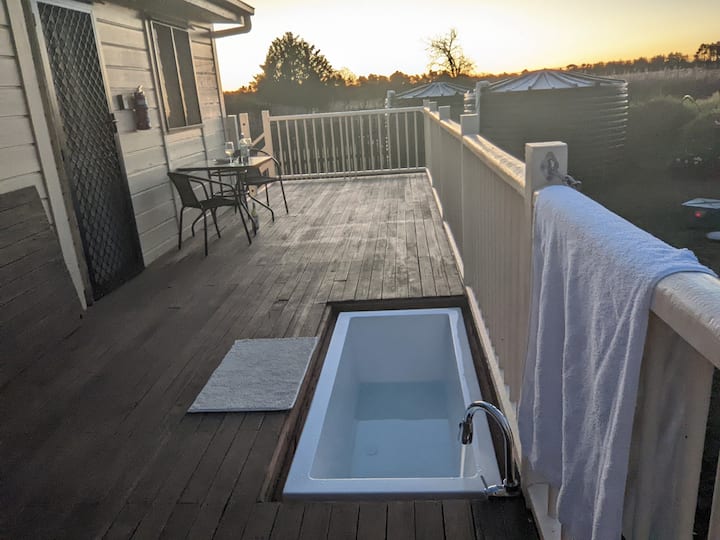 Outdoor Bath And Fireplace In Rustic Cabin - Stanthorpe