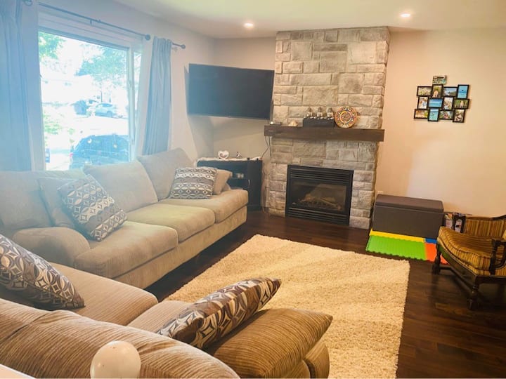 Bright 5 Bedroom 2.5 Bath Family Home - Peterborough, ON, Canadà