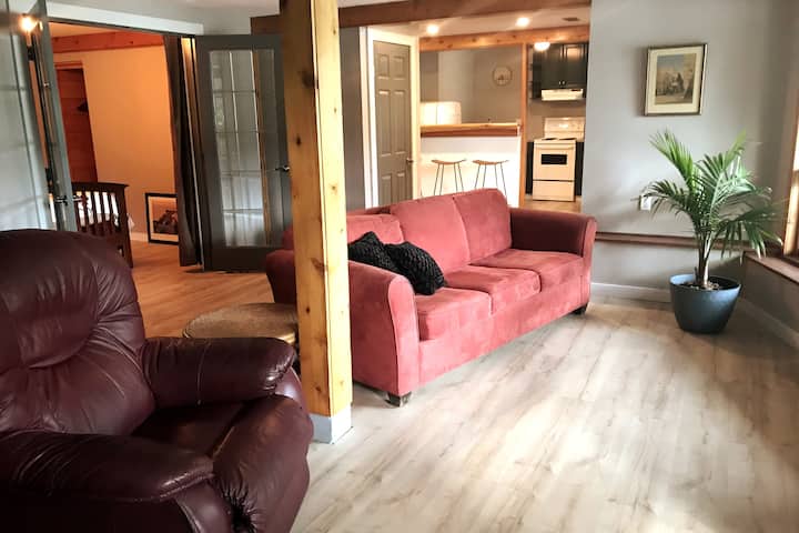 The Crow’s Nest Private Lakeview Suite - Nakusp