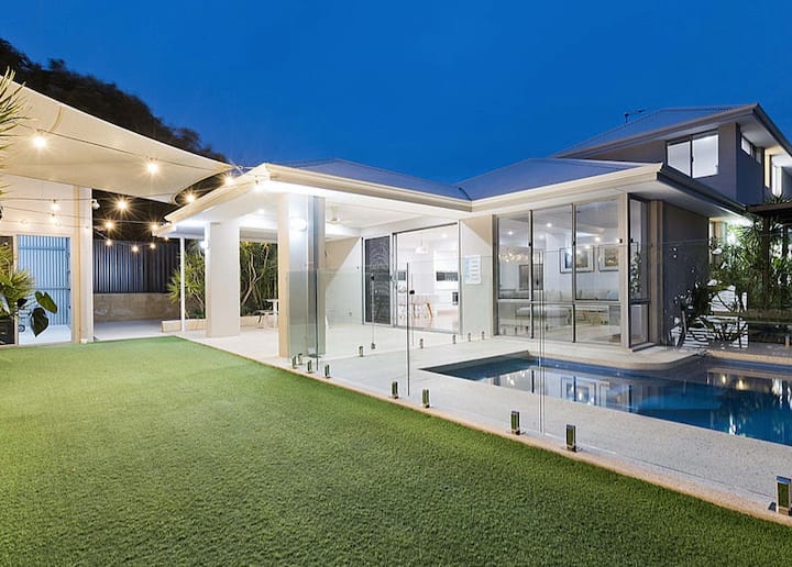 Luxury Home With Pool - 멜빌