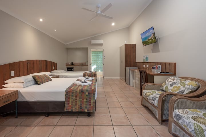 Eco Village - Queen Suite With Single - Mission Beach