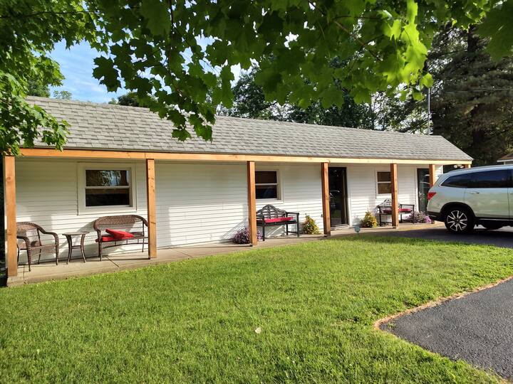 Cheerfull 4-bedroom Lake Cottage With Free Parking - Gloversville, NY