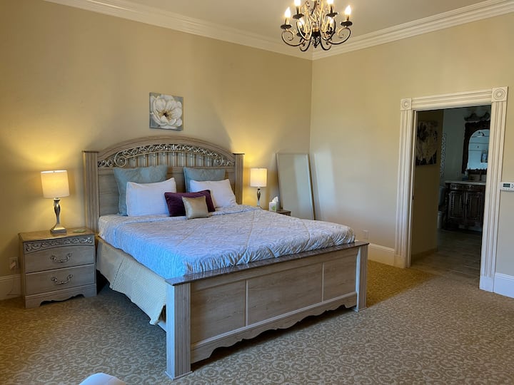 Charming Mansion King Bedroom Near Monterey/carmel - Salinas, CA