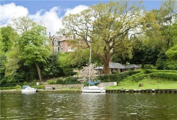Riverside Cottage  With Private Mooring - Norwich