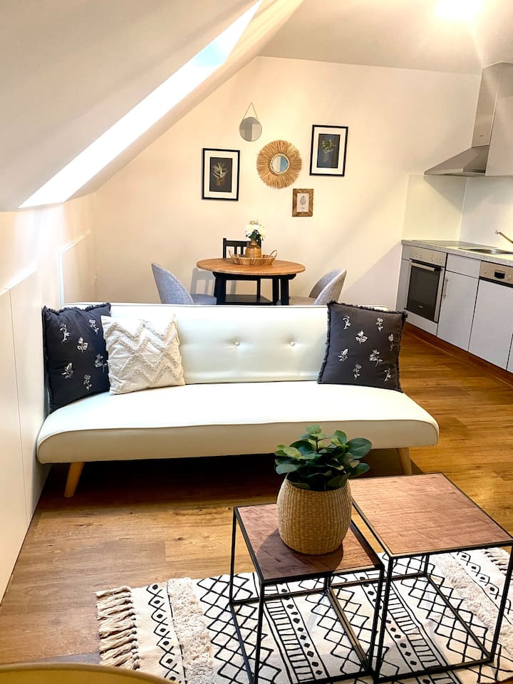 Amra Home: Modern Little Attic Apartment - Bettemburg