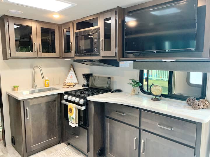 “Genevieve” The Glam Rv Perfect For R & R! - Portsmouth, VA