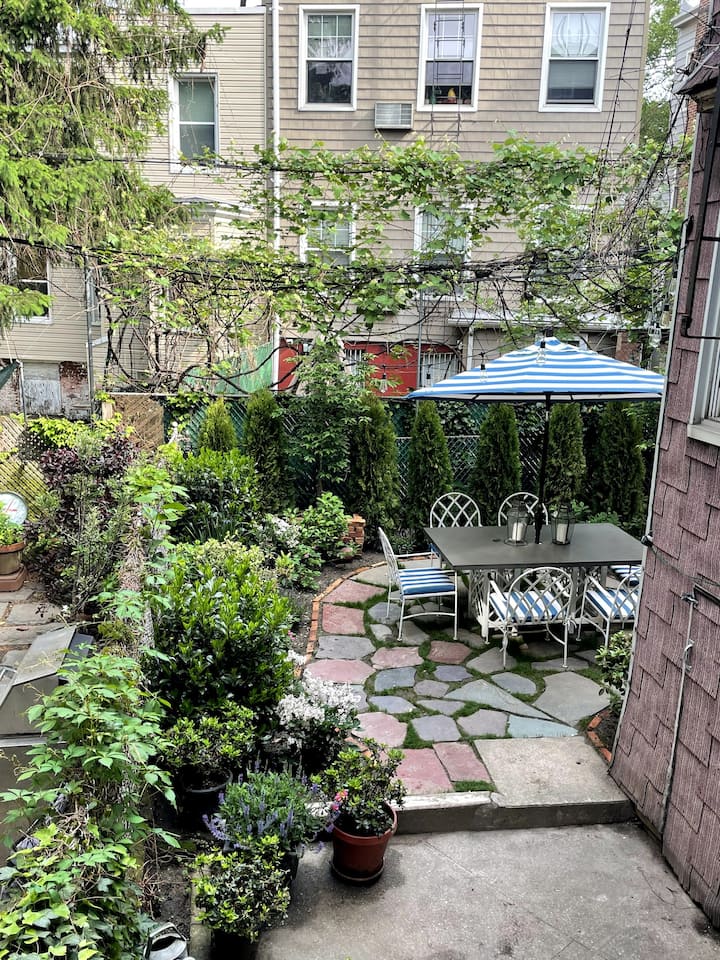 Cheerful 3- Bedroom Townhouse With Private Garden - Manhattan, NY