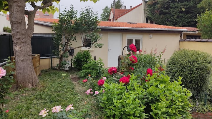 Small House With Flower Garden On The Banks Of The Seine - Villeneuve-la-Garenne