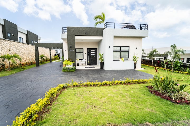 Luxury Villa With A Private Rooftop And Backyard. - Ocho Ríos