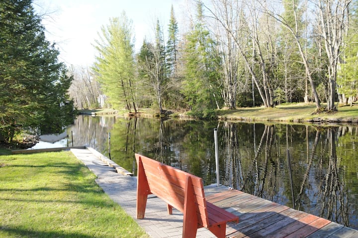 Canal Charm: Charming Canal Cottage Retreat - Fenelon Falls