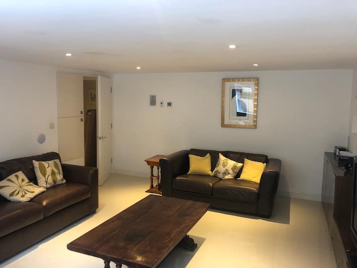 Cosy One Bedroom Basement Rental In Family Home - Royal Leamington Spa