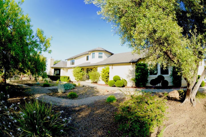Cheerful 4-bedroom Villa With Beautiful Open Patio - Hollister, CA