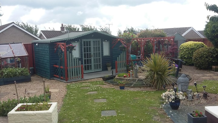 Little Lodge, Self-contained Chalet With Hot Tub. - Milford Haven