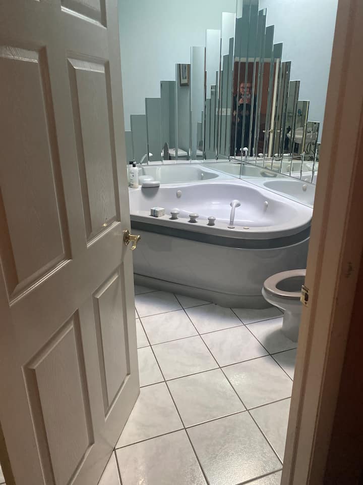 Jacuzzi , Private Master Bath And Master Bedroom - Evanston, IL