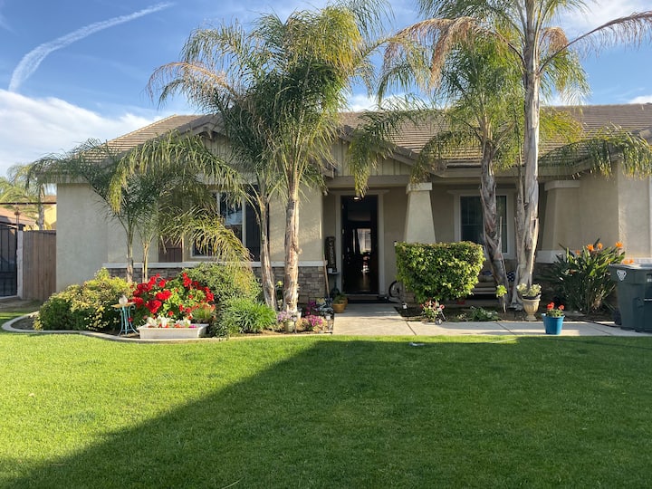 Beautiful & Cozy, Spacious Home W/pool - Bakersfield, CA