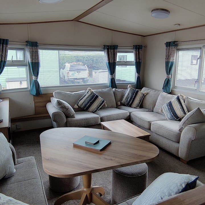 "The Chillout" Modern, Comfy, 2 Bedroomed Caravan. - Knaresborough