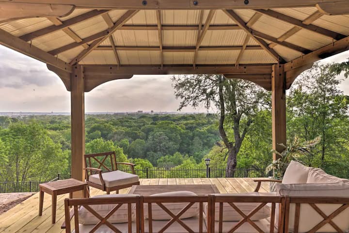 Perched Atop A Bluff Overlooking The Expansive Views! Near Stockyards, Dickies - Lake Worth, TX