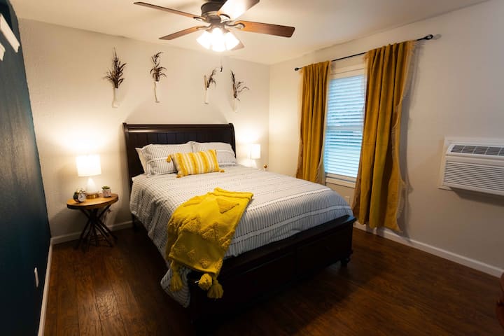 Stylish One Bedroom Unit With Appliances - Pittsburg, KS