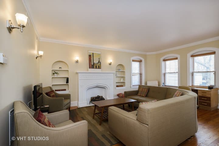 Lovely Master Bedroom With Private Bath - Evanston