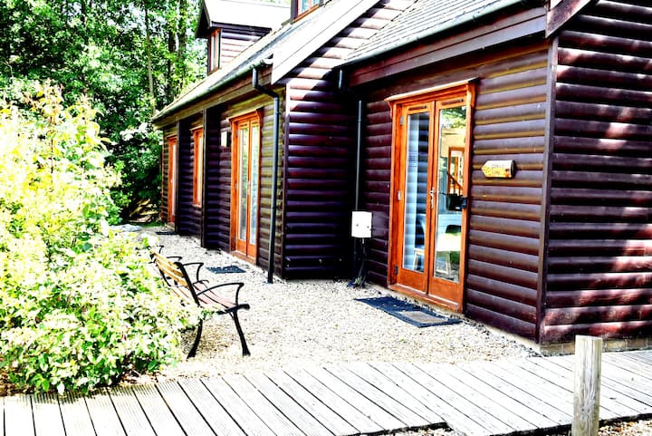 Character 4 Bedroom Lodge With Hot Tub In A Beautiful 1/4 Acre Setting. - ケンブリッジシャー
