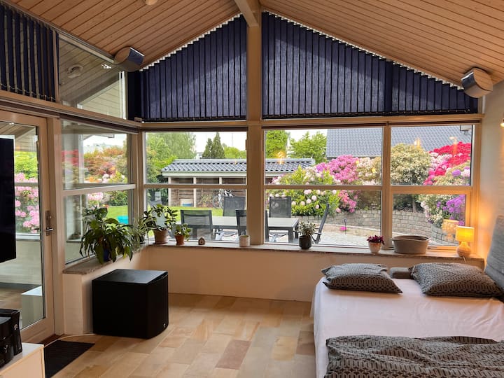 Cozy Private Room With Scenic Garden View - Sonderburg