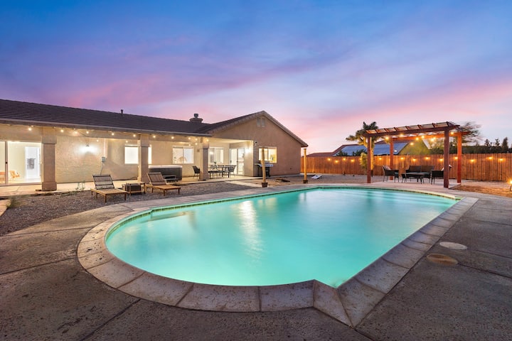 Modern 5br Getaway W/ Heated Pool & Hot Tub! - Yucca Valley, CA