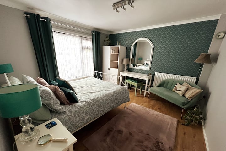 Cluedo House - 5 Bedroom Spacious House & Parking - Basingstoke