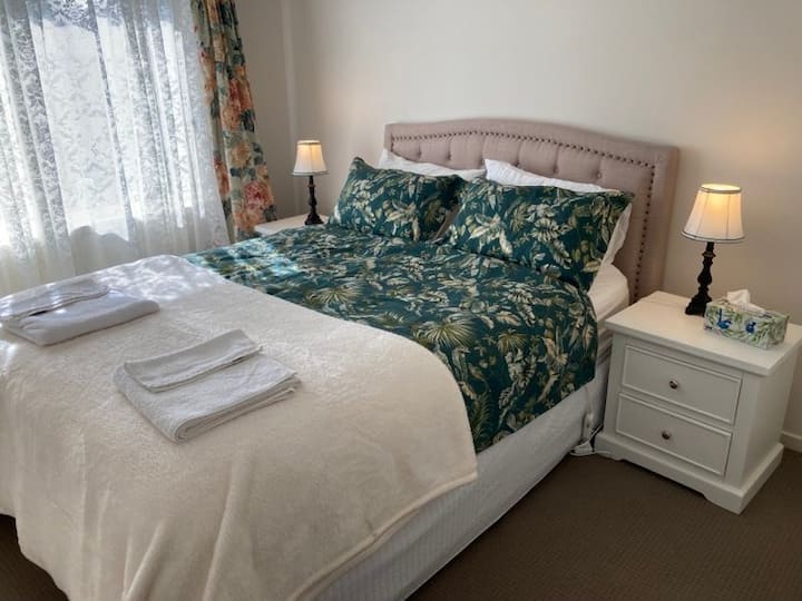 Rose Room, Q Size Bed At The Blue Wren Cottage - Berrima