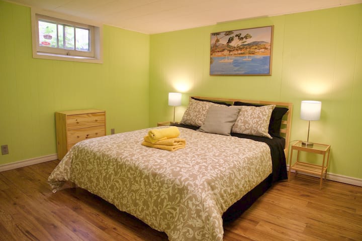 Cozy 2-bedroom Walkup Basement Lakeside Residence - 奧沙華