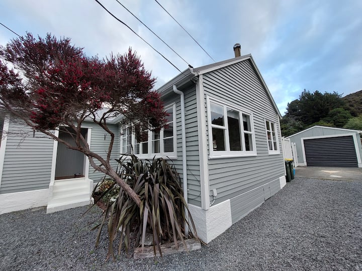 Stunning Two Bedroom House With Beautiful Backyard - Lower Hutt