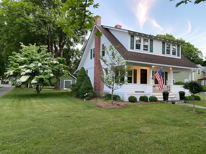Hyde House- A Newly Remodeled Essex Village Home. - Old Saybrook, CT