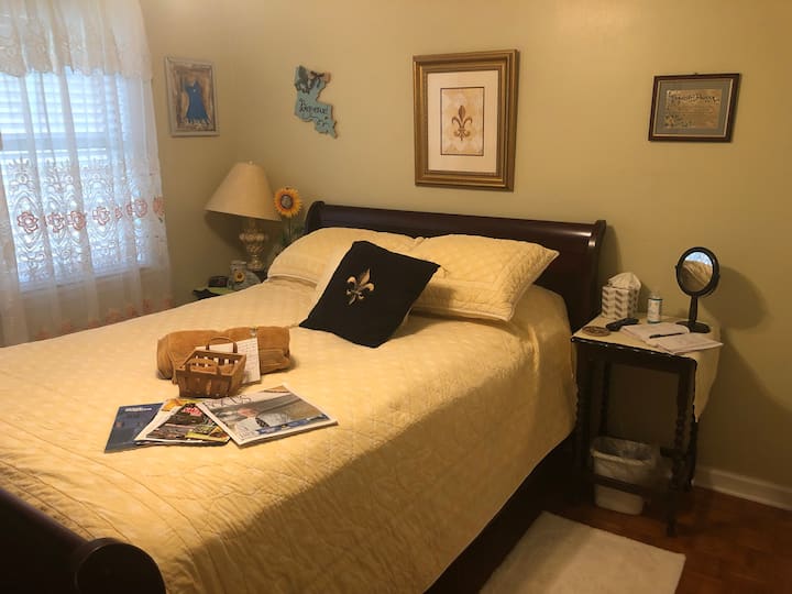 Linda & Paul's Bed And Breakfast:  Queen Bedroom - Alexandria, LA