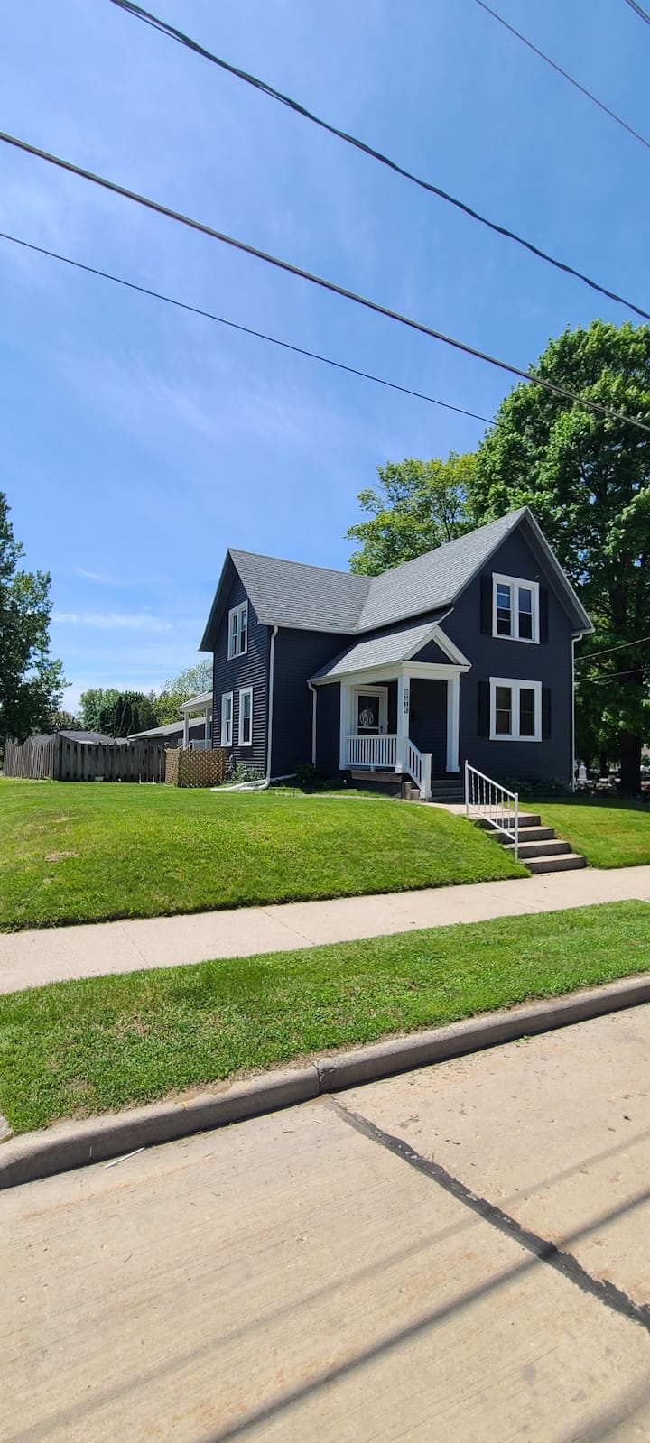 4 Bedroom- Featuring Outside Entertainment Space - Manitowoc, WI