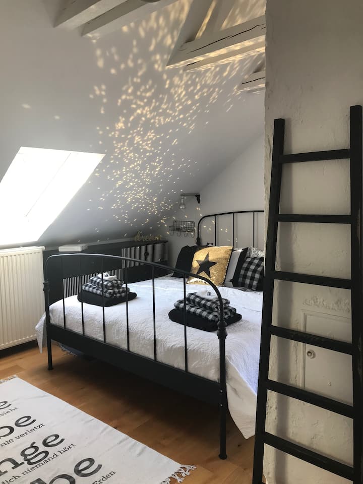 Beautiful Black & White Room With Kingsize Bed. - Augsburg