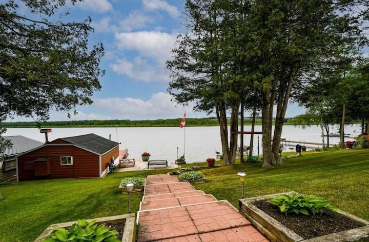Private Waterfront Cottage - *Hot Tub* - Norwood