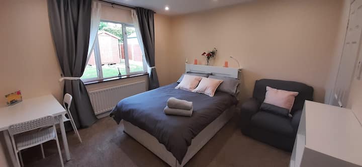 Cozy Room With Private Bathroom And Kitchen. - Carrigaline